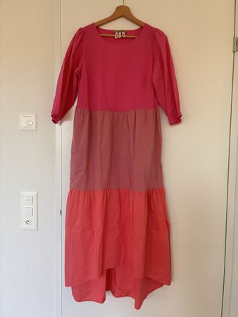 Süsses Sommerkleid Grösse S, Pink dreifarbig