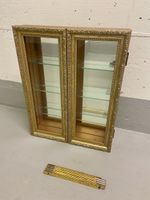 wunderschöne kleine Wandvitrine