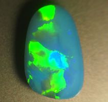 4,7 Crt. Blackopal-Dublette mit starken Funken