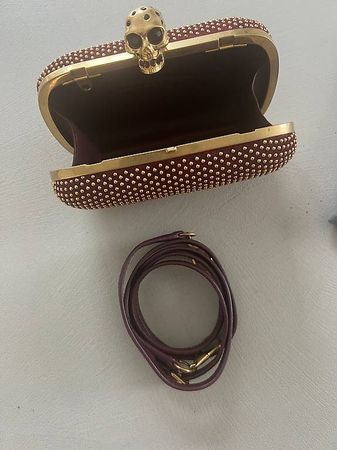 Alexander McQueen Nieten-Clutch mit Skull/Totenkopf, neu
