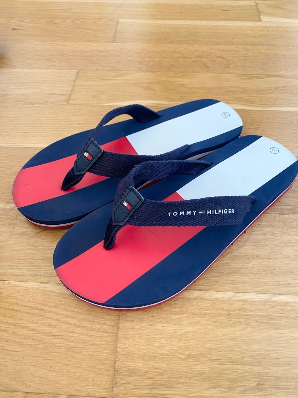 Tommy Hilfiger Scarpe per ragazzi: Tommy Hilfiger (Gr.35) Kinder Flip Flops – Usato da Unterseen venduto da ice_wc8z