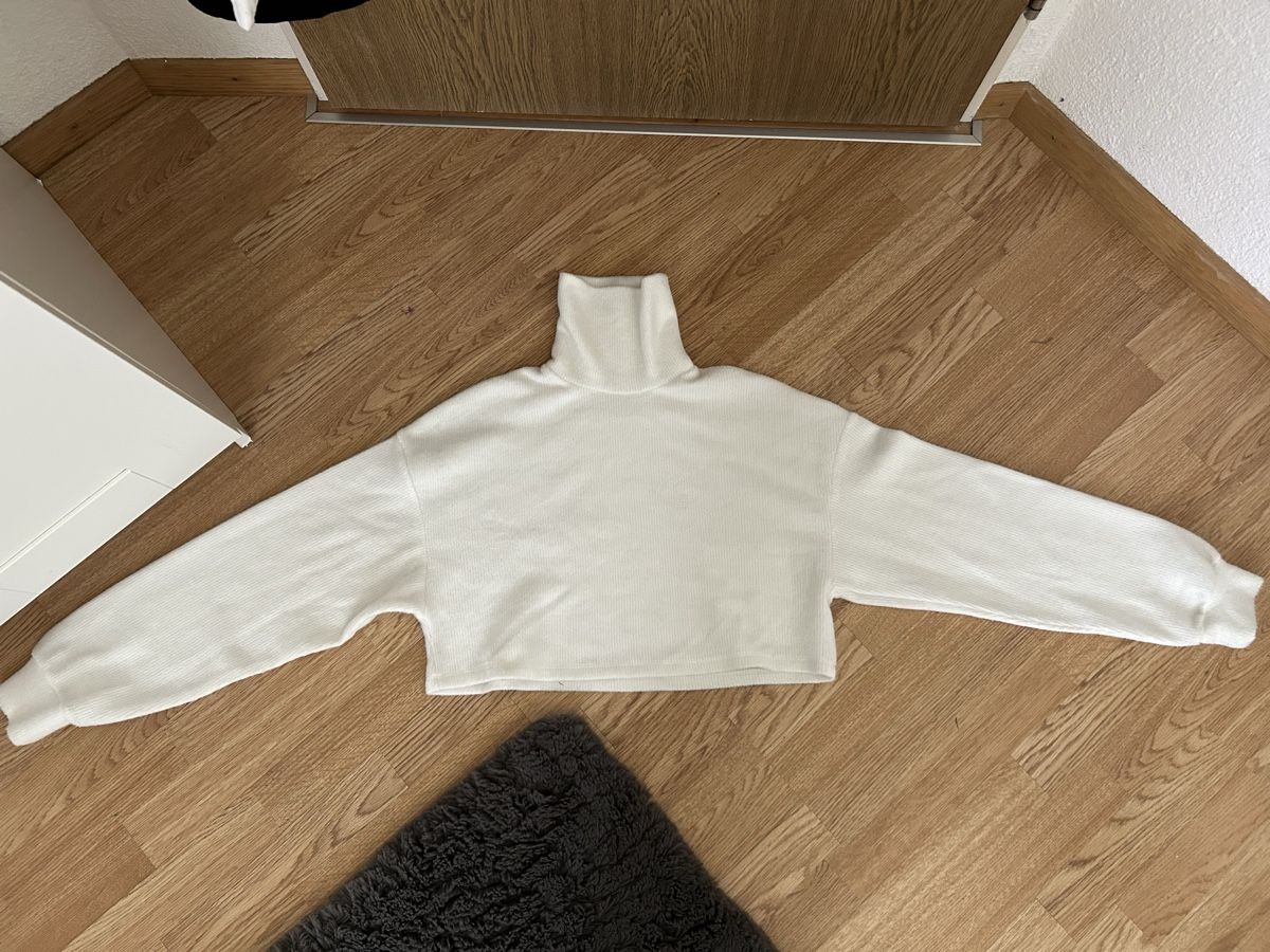 Bershka Pullover & Sweatshirts: Weisser flauschiger Pulli – Neu (gemäss Beschreibung) aus Wetzikon ZH von zuz_ffn2