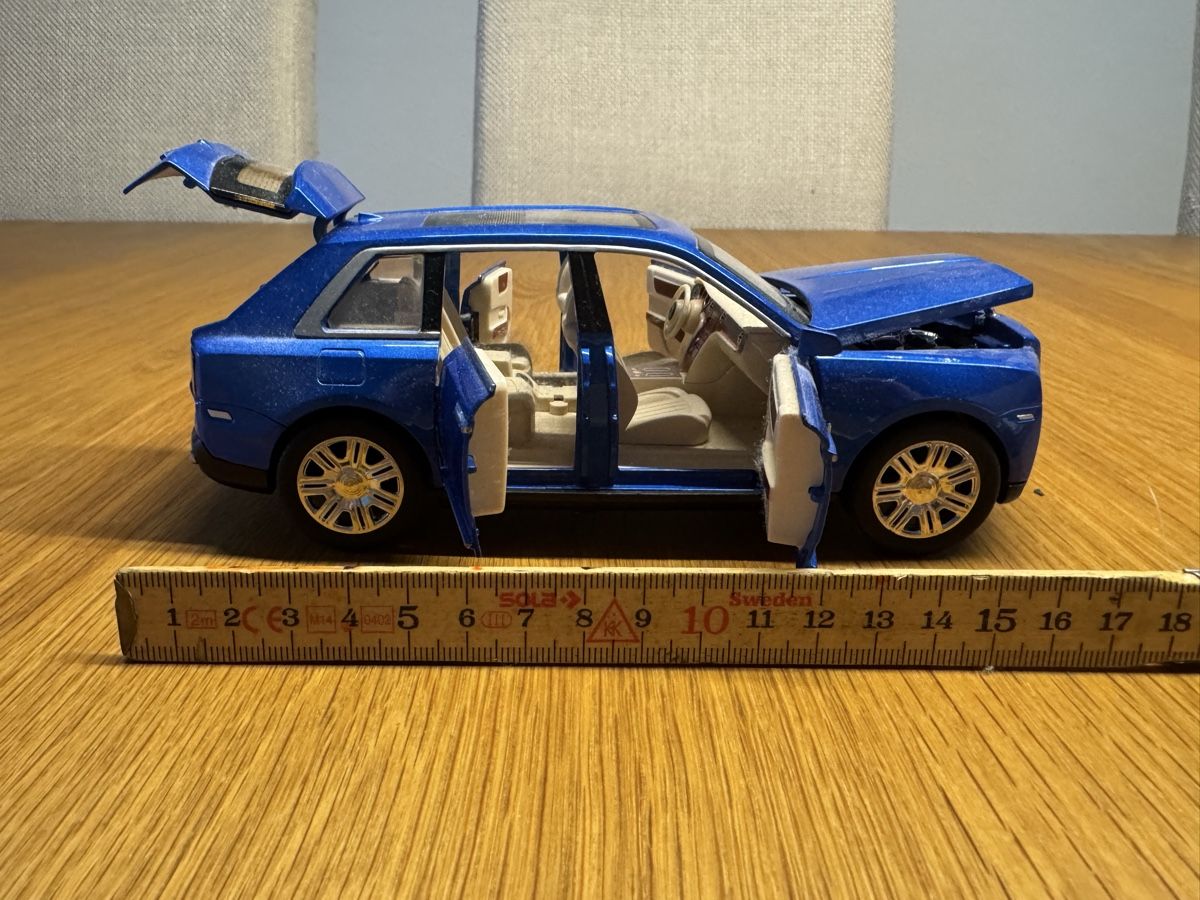 Rolls Royce Modellini d'auto: Rolls-Royce Cullinan Modellauto blau ca. 18 cm lang – Usato da Volketswil venduto da HDT2 1