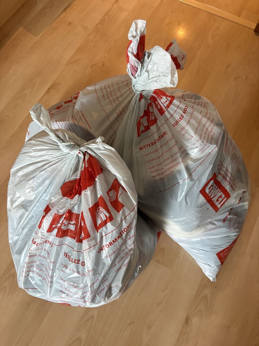 Lots de vêtements: 3 Säcke mit Kleidern – D'occasion à Rotkreuz par annacsks 1