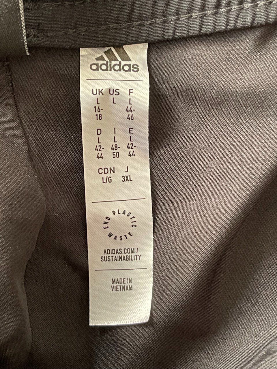 Adidas Pantaloni: "Adidas" training Taille L Neuf – Usato da Genève venduto da TradeCH 2