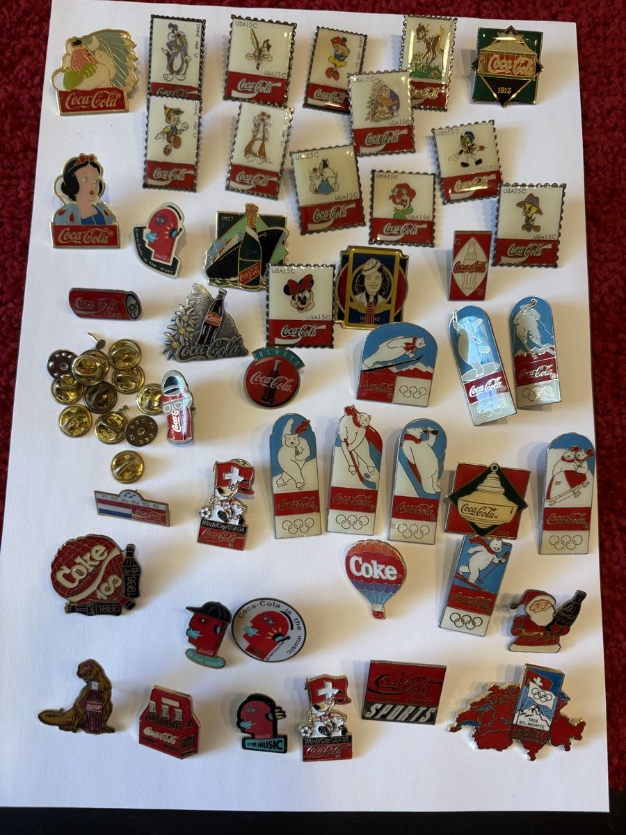Broschen & Nadeln: Mehr als 40 Stuck coca Cola Pins – Gebraucht aus Murten von Tzaugg