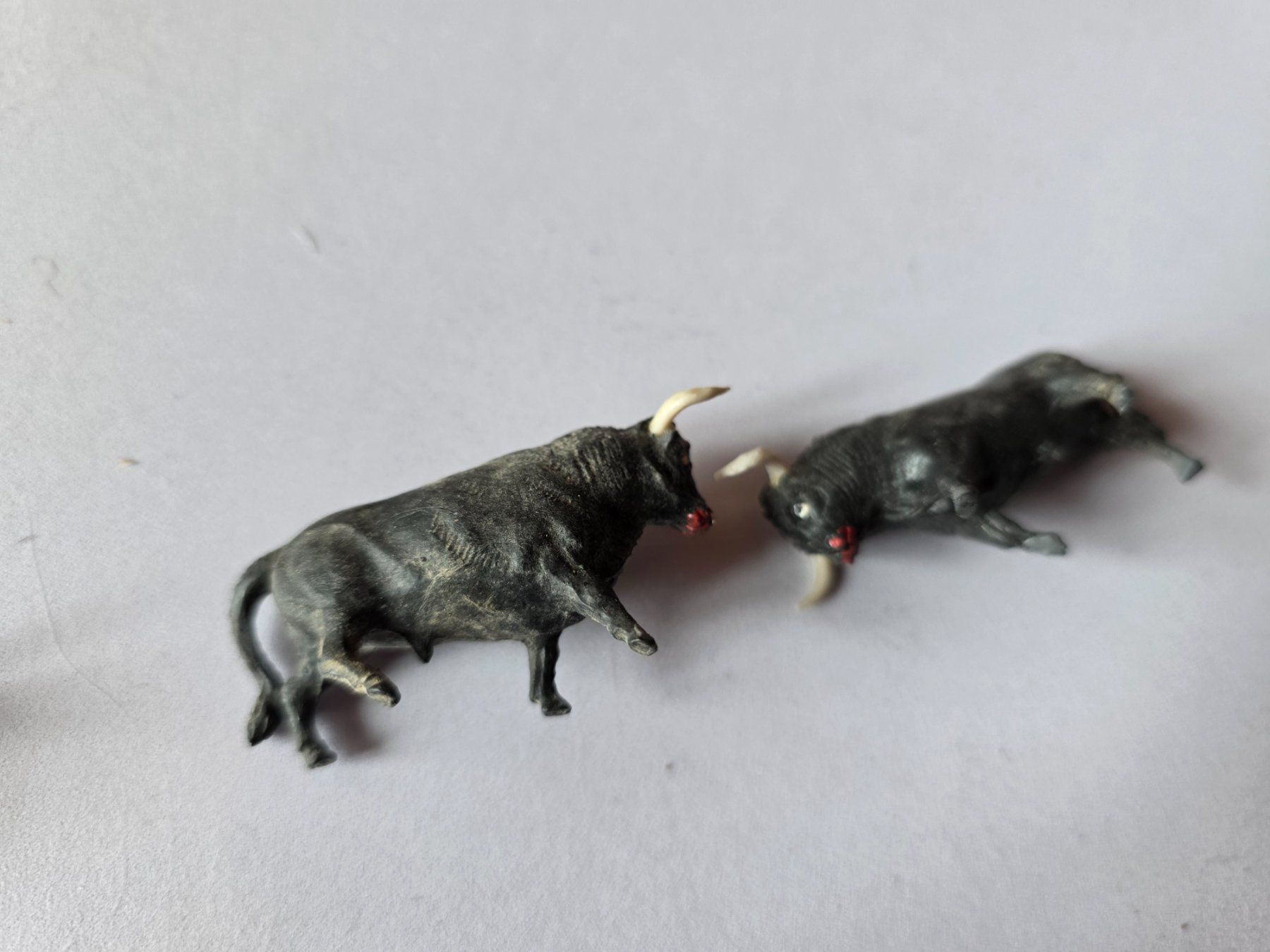 Statuette: 2 kleine Kampf Stier Figuren 5 cm – Usato da Walterswil BE venduto da Lonitti 1