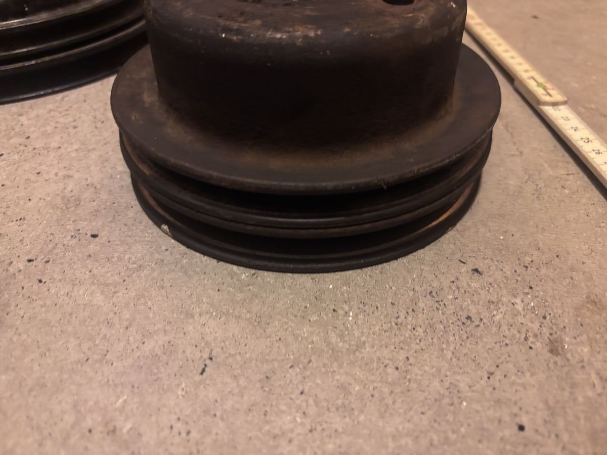 Ford Tutti pezzi di ricambio auto: Ford 302/289 Riemenscheiben  – Usato da Zürich venduto da Sutecs 2