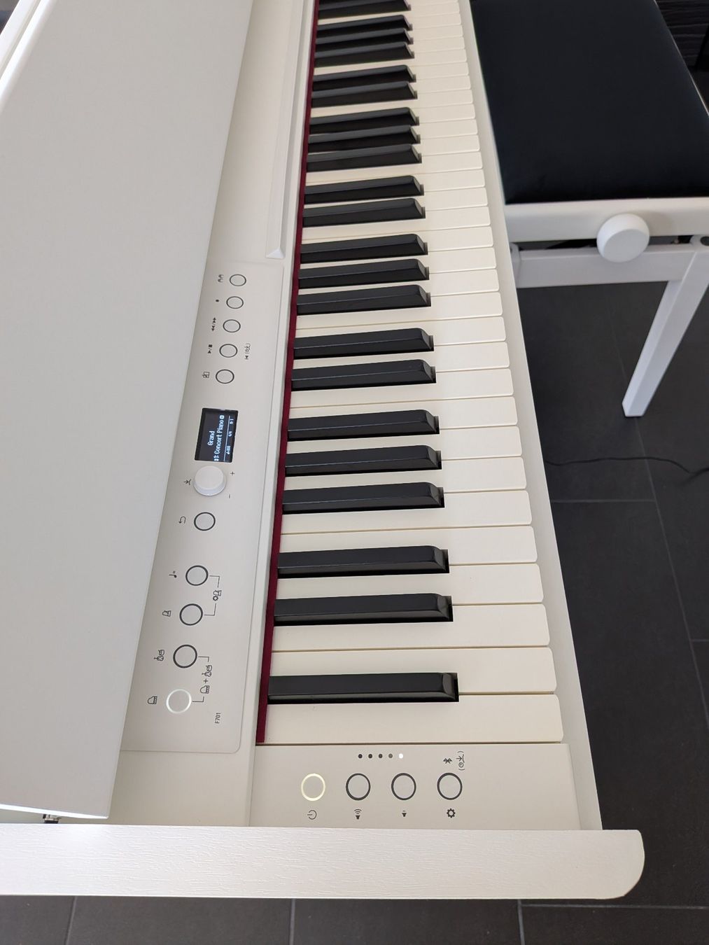 Roland Strumenti musicali: Roland F701-WH Digitalpiano Bundle inkl. Sitzhocker – Usato da Schmerikon venduto da joo_hqk7 2