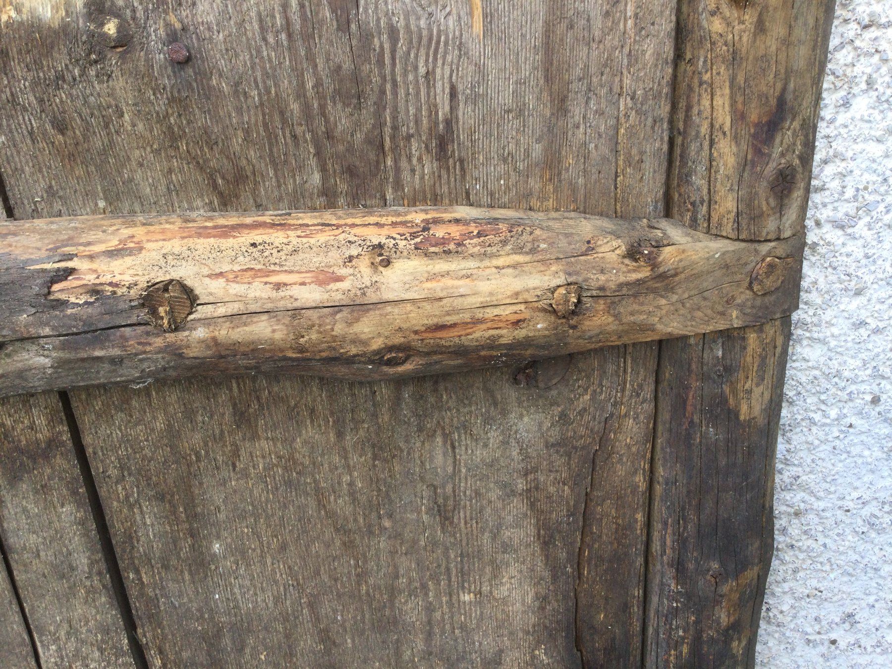 Werkzeuge: Uraltes gebrauchtes Holztor oder Türe mit Holznägeln – Gebraucht aus Wangen SZ von kuriosum12 1