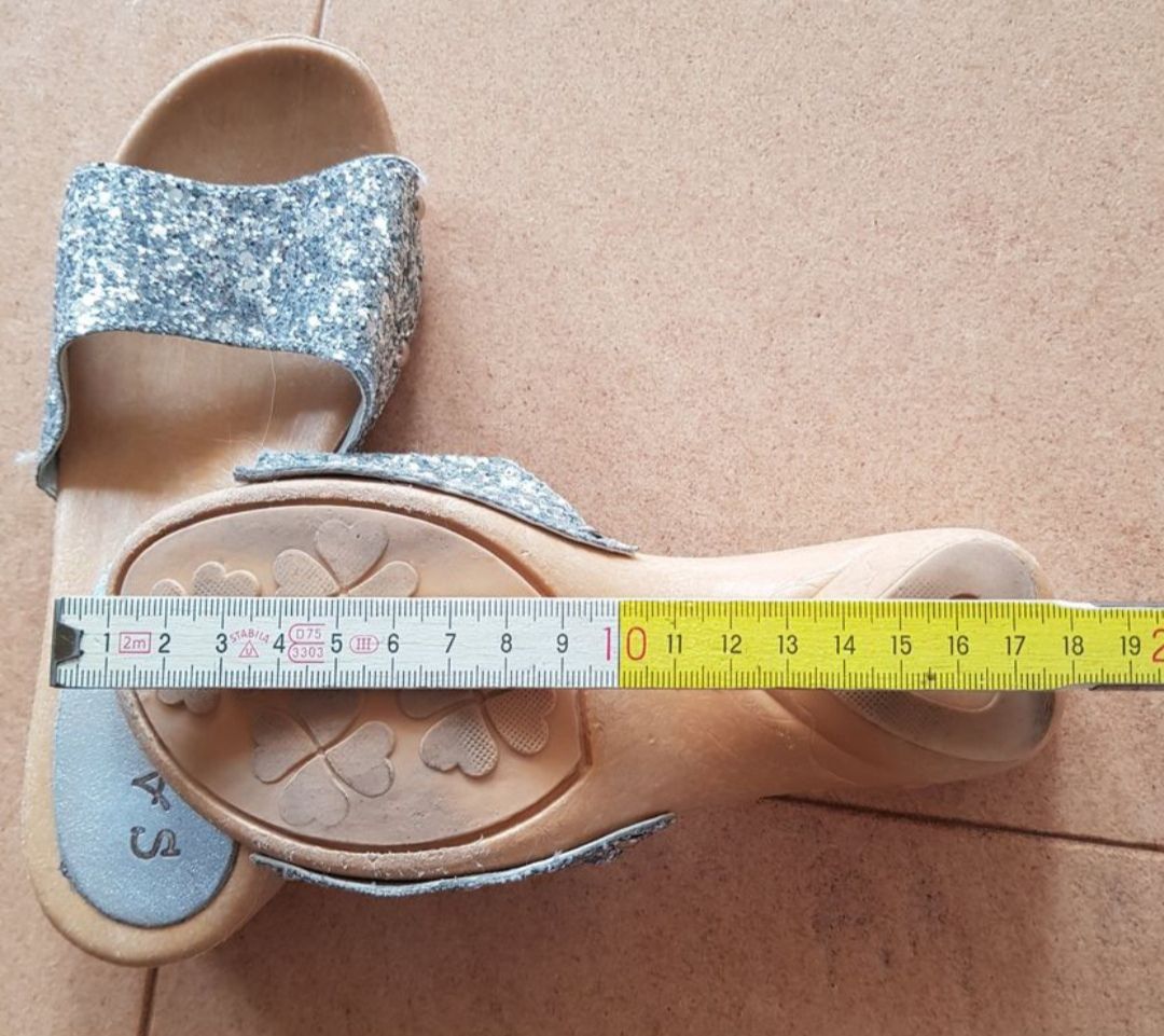 Scarpe per ragazze: Sandalen Mädchen Gr 30 – Usato da Binz venduto da julijuli 3