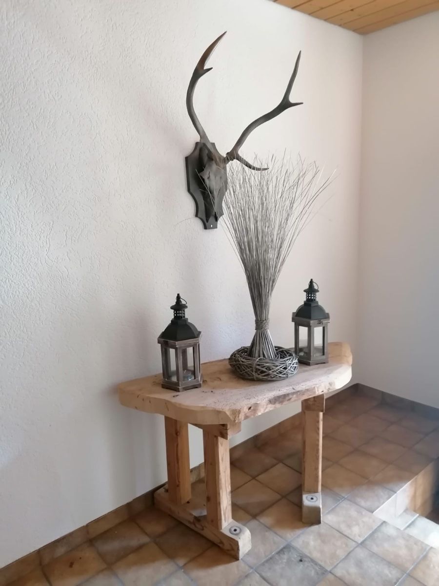 Tutte le decorazioni: Dekomaterial Hirschgeweih und Holztisch – Usato da Oberbüren venduto da bes_2gr6