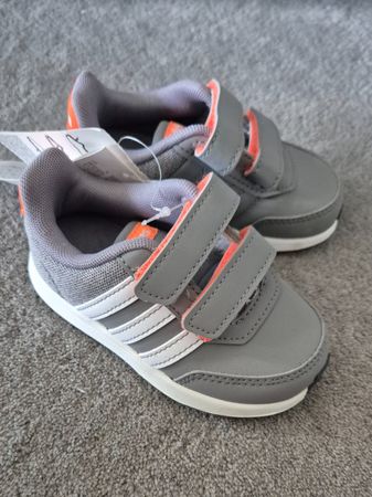 Adidas Sneaker Gr 22, neu