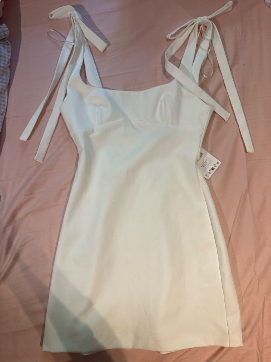 Zara Kleider: Robe blanche Zara neuve avec étiquette taille S – Neu und originalverpackt aus Satigny von gig_rn62