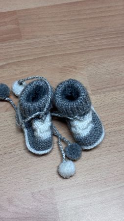 Gestrickte Babyschuhe grau weiss klein neuwertig