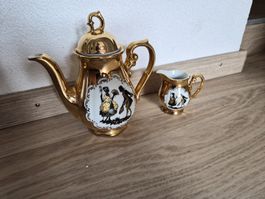 Cafetière et crémier en porcelaine dorée décorés