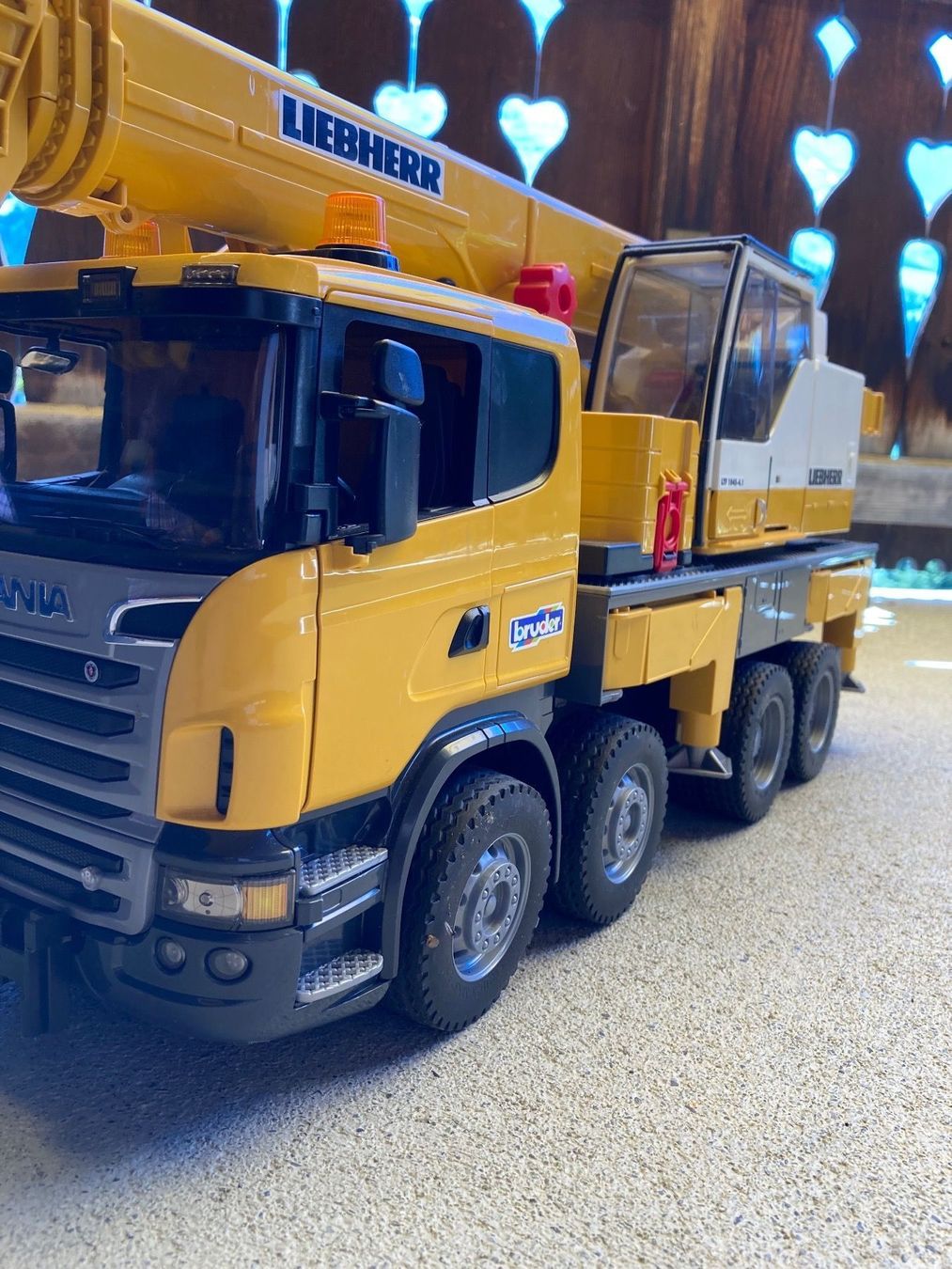 Fahrzeuge für Kinder: Lastwagen mit Drehkran – Gebraucht aus Grindelwald von Himmelbett 1