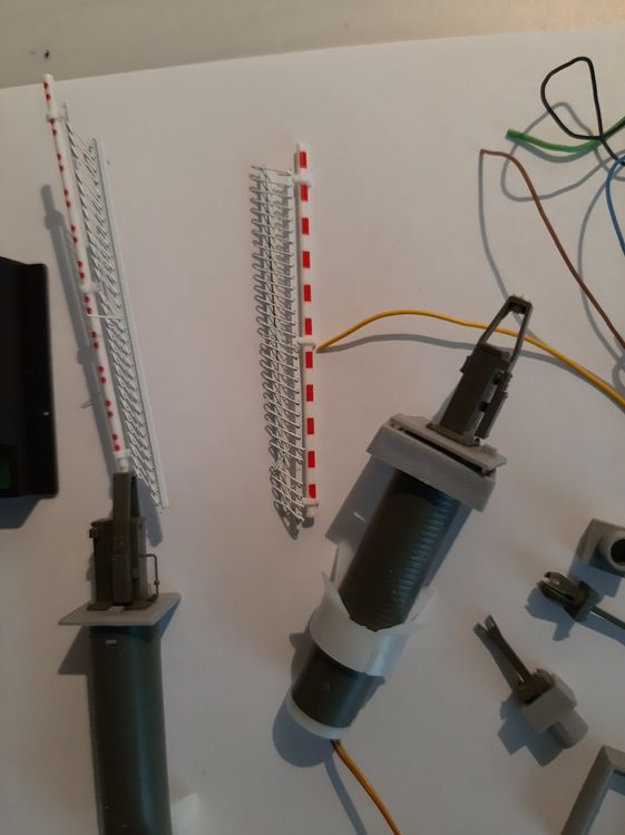 Modelleisenbahnen: Barrierenset mit Wechselblinker – Gebraucht aus Thun von Schwarzsee48 2