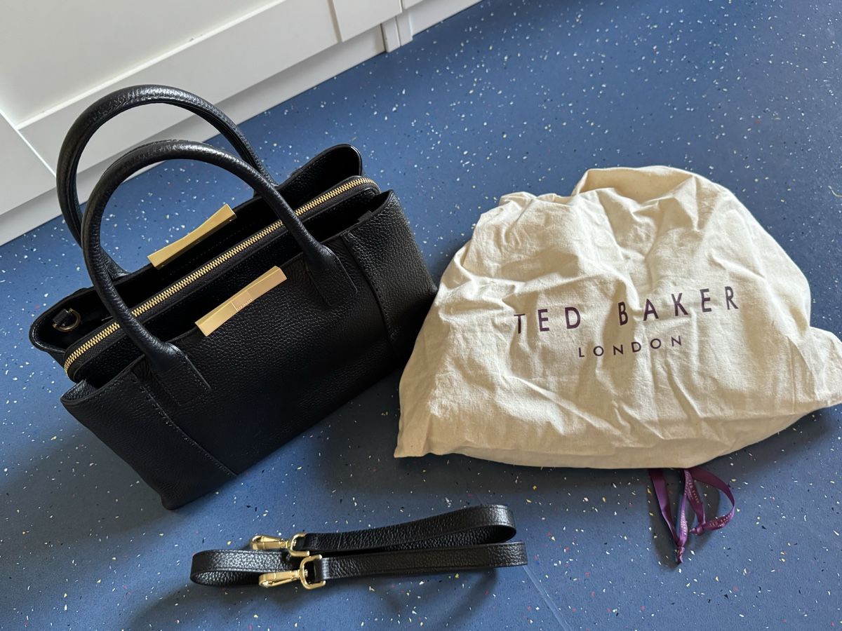 Ted Baker Taschen für Damen: Wunderschöne Ted Baker Handtasche schwarz, mit Schultergurt – Neu (gemäss Beschreibung) aus Bätterkinden von peacelover_fili