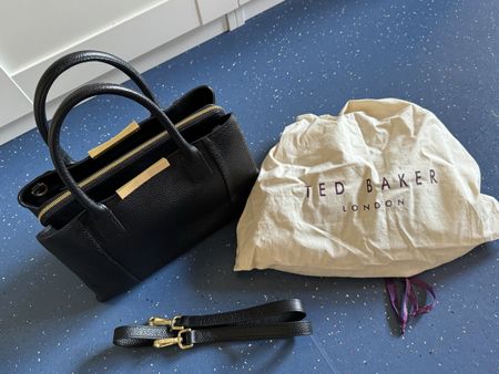 Wunderschöne Ted Baker Handtasche schwarz, mit Schultergurt