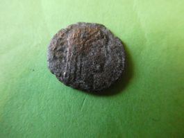 uralte Bronzemünze    15 mm     1.17 g