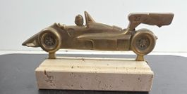 Edler Ferrari F1 Rennwagen (Messing) auf Travertin-Sockel