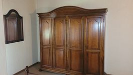 Antiker Kleiderschrank – massives Holz, 4 Türen
