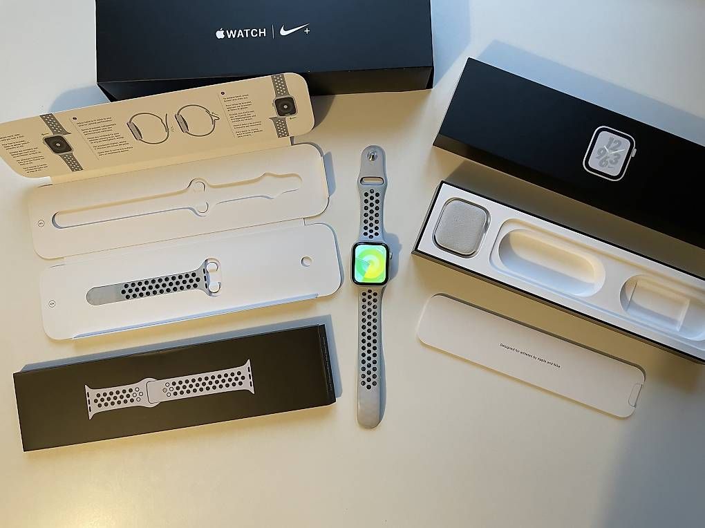 Smartwatch: Apple Watch 44mm Aluminium Nike – Gebraucht aus Winterthur von Membran95