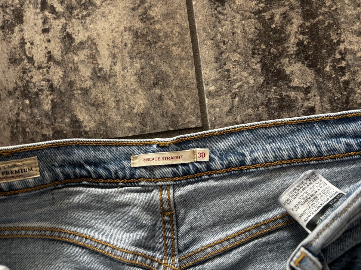 Levi's Jeans: Levi's Jeans Ribcage Straight – Usato da Hilterfingen venduto da lavendu 1