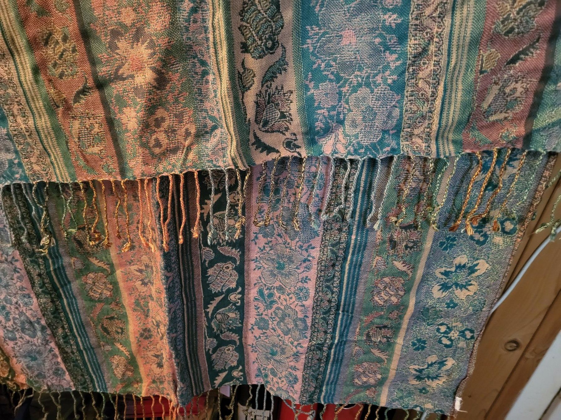 Foulards & écharpes: Vielfarbiger Baumwollschal mit Fransen – D'occasion à Guggisberg par Aegertenlehn 8
