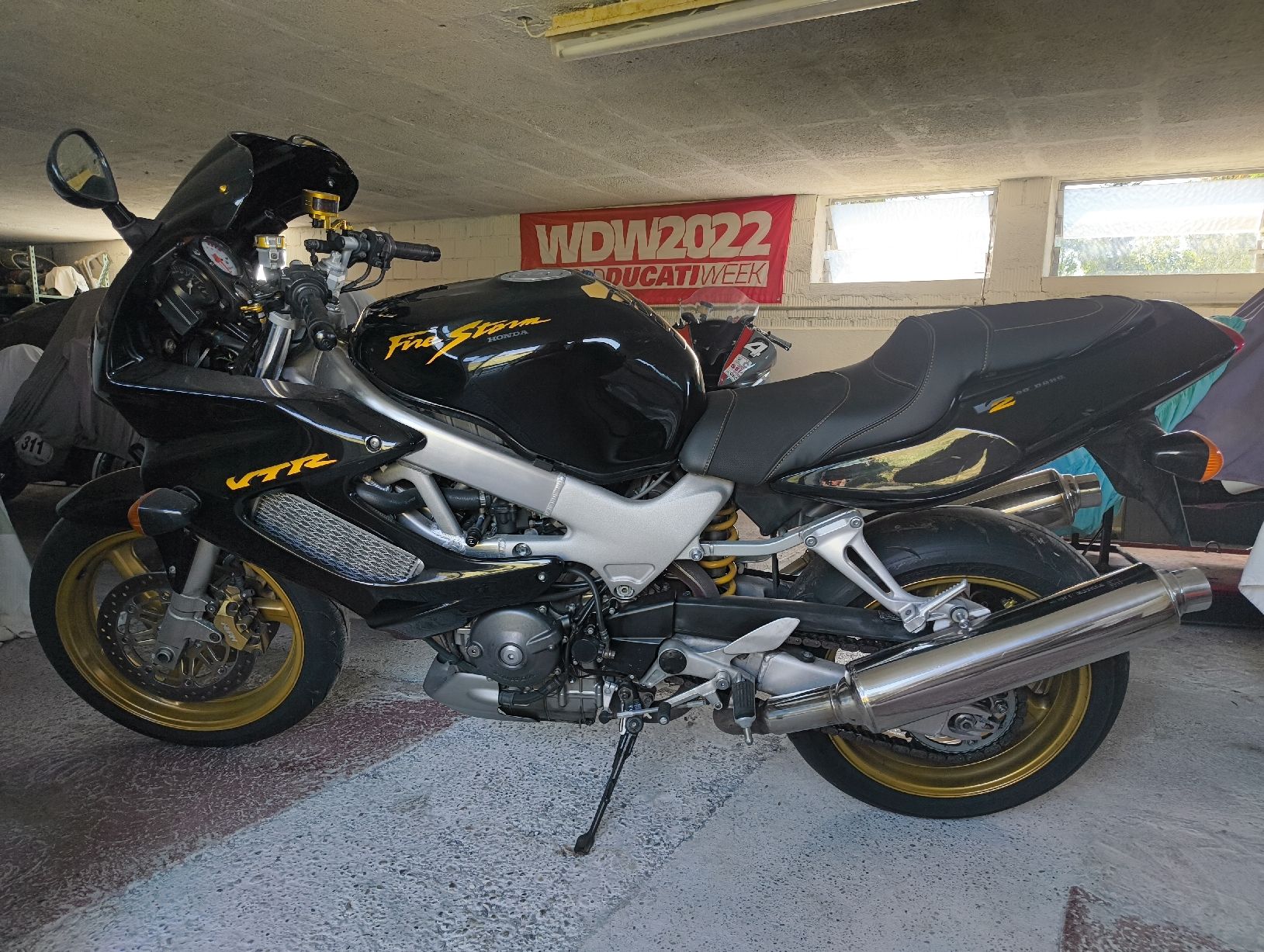 Honda Strasse: Honda VTR Fire Storm 1000 – Gebraucht aus Ulisbach von chlagi