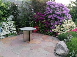 Gartentisch formwild, Design Steinplatte/Alufuss massiv
