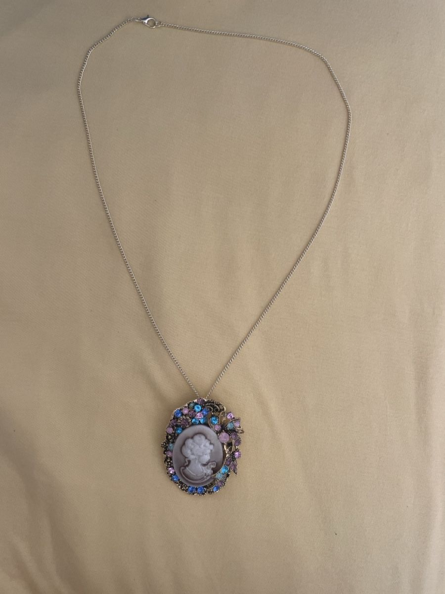 Catenine: Vintage cameo Brosche-Kette – Nuovo (secondo la descrizione) da Düdingen venduto da Saaaaem