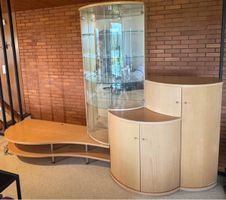 Wohnwand Ahorn furniert mit Glasvitrine und Stauraum