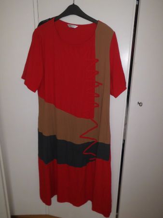 Longue robe rouge/beige T. 52