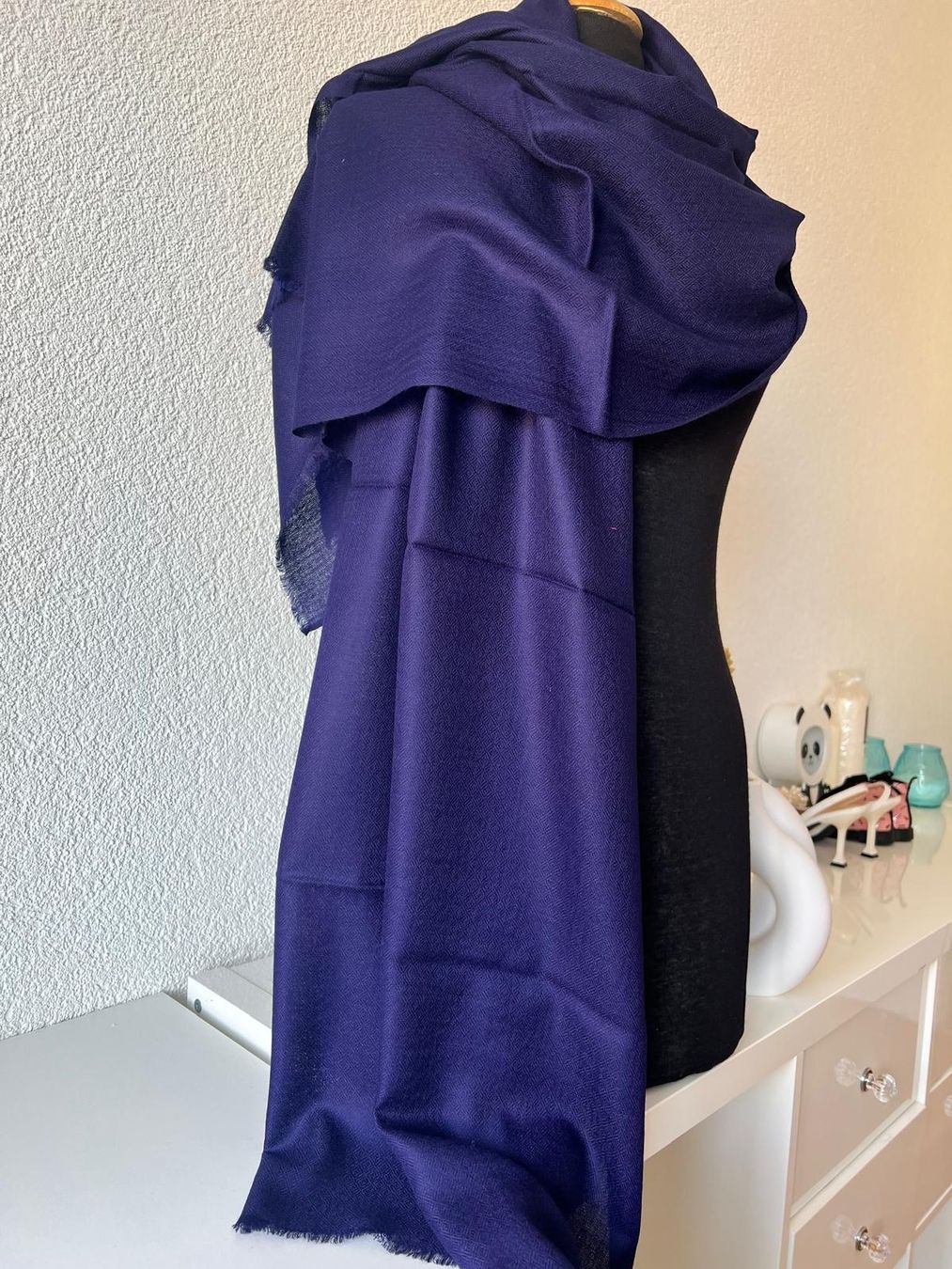 Foulard & Sciarpe: Châle  en cachemire – Violet profond – Nuovo e nell'imballaggio originale da La Chaux-de-Fonds venduto da Luxary.25cachmirepro 8
