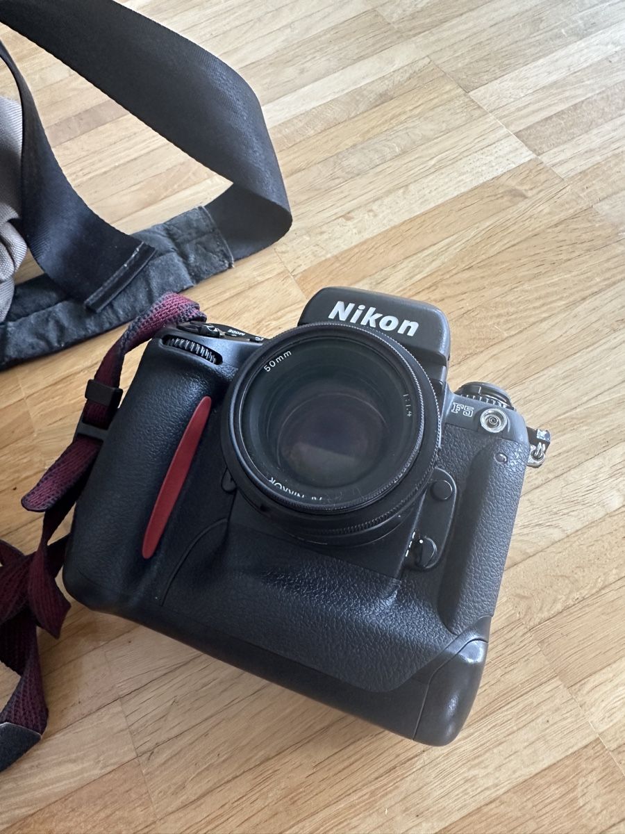 Nikon Fotocamera: NIKON F5 (flash + 50mm + accessoires) – Usato da Onex venduto da whoiselijah