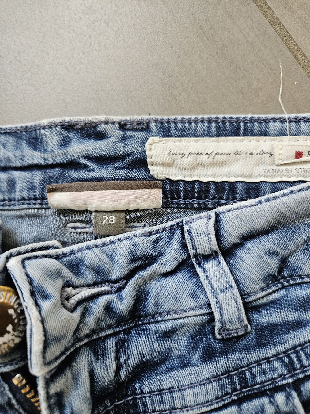 Cecil Jeans: Cecile – Gebraucht aus Ennetbürgen von LebuniaNW