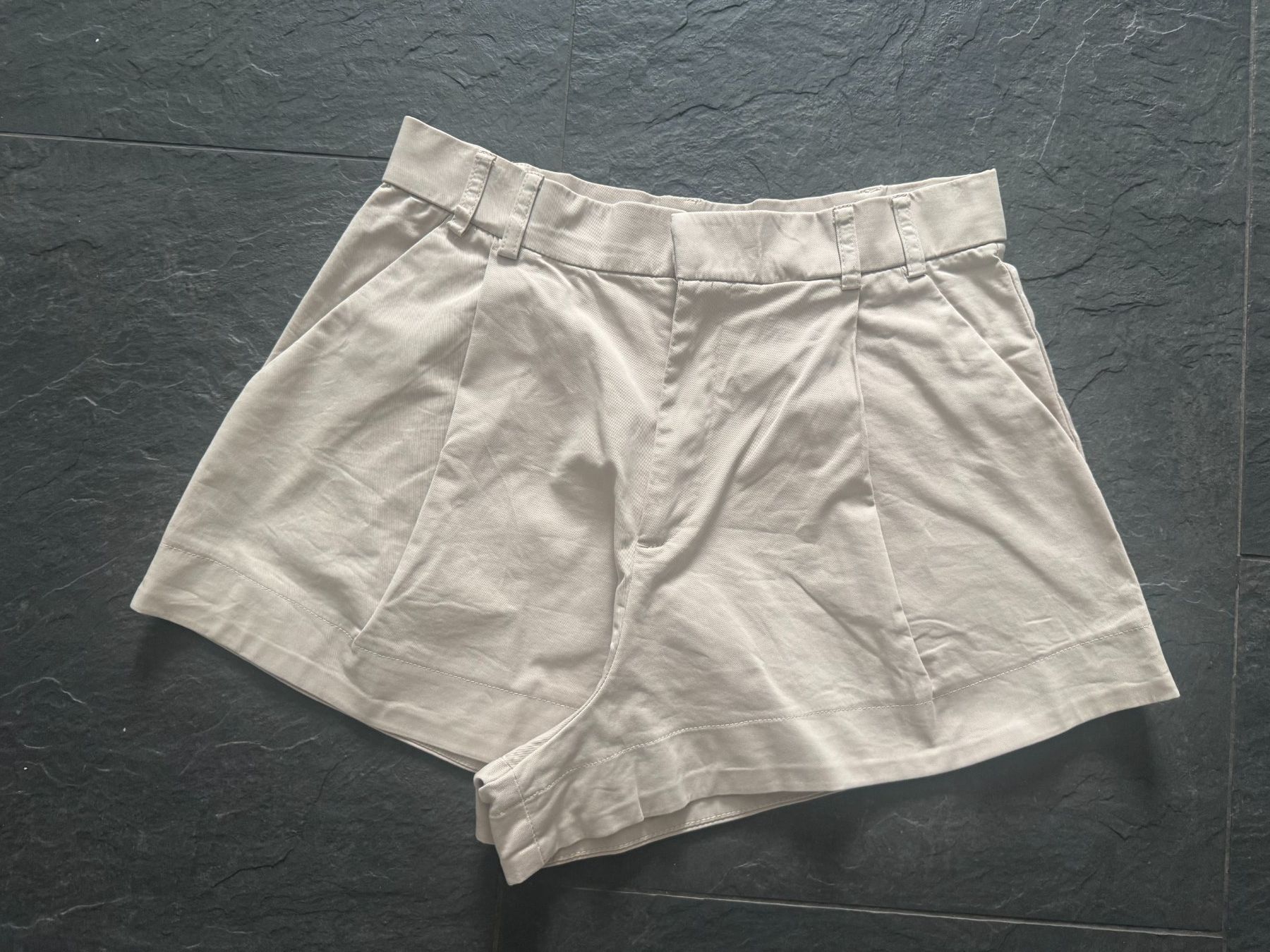 Pantaloni: ZARA Damen Bermudas beige Gr. M – Usato da Bonstetten venduto da VCLS
