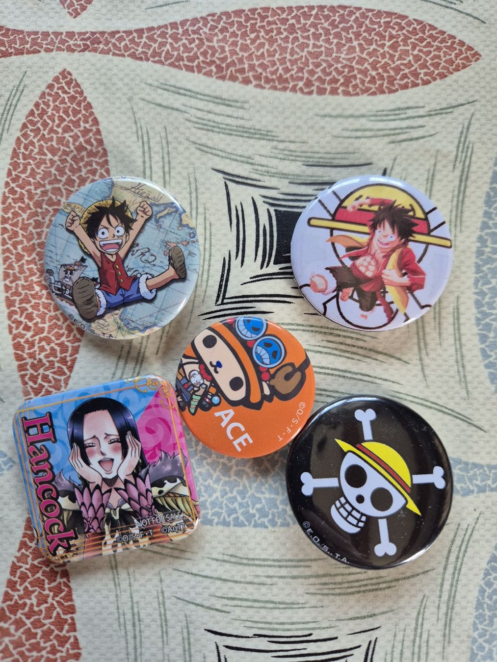 Placchette & Badge: One Piece Buttons/Anstecker Set neu – Nuovo (secondo la descrizione) da Winkel venduto da comeyerli