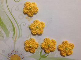 5 Stück Blumen gehäkelt mit Perlen (uncinetto, chrochet) 052