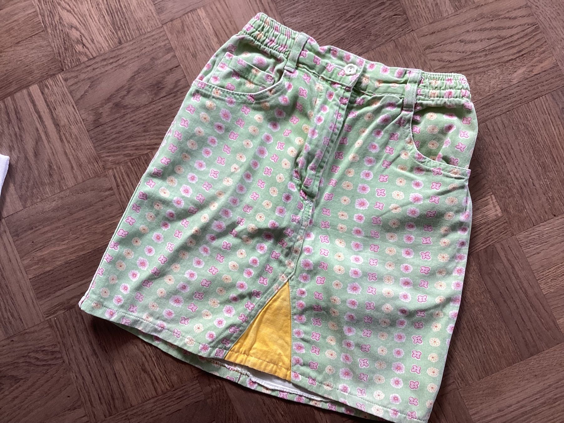 Vestiti & Gonne: Jeansrock Gr. 110, mit Blumendruck – Usato da Muttenz venduto da rob_sc8s