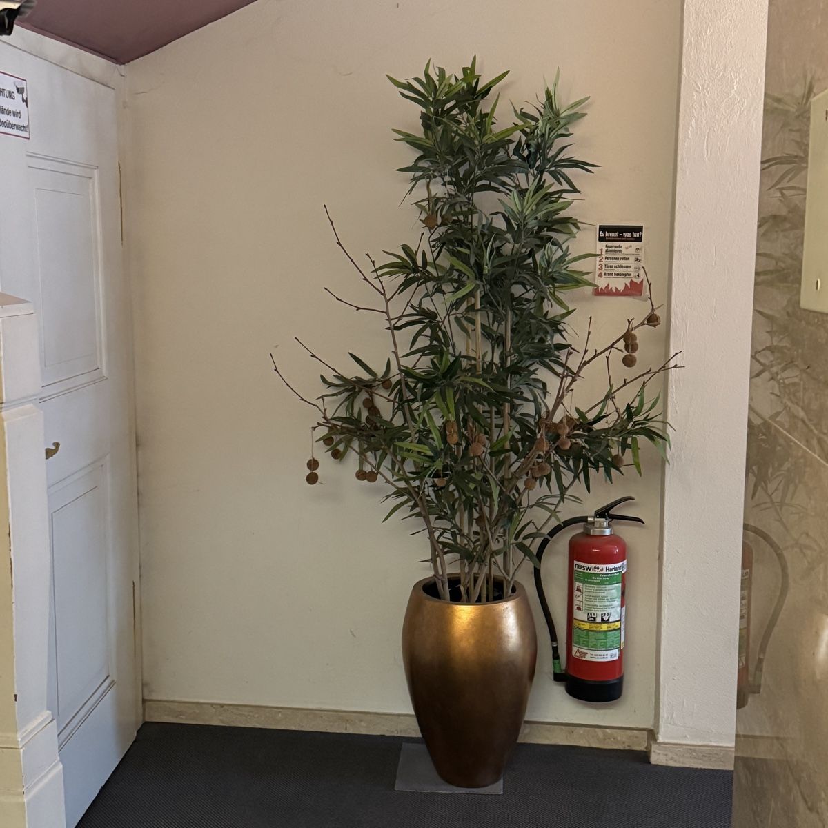 Alle Dekorationen: Deko Vase mit künstlicher Pflanze – Gebraucht aus Basel von sch_9g6x