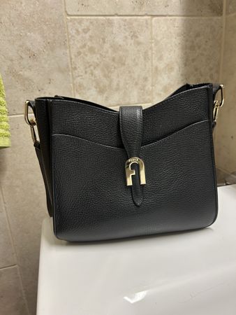 Sac à main Furla noir en cuir véritable, parfait pour l'été