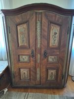 Bemalter antiker Doppelflügel Wandschrank