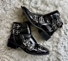 Buckle Boot Napalack Black von Ganni