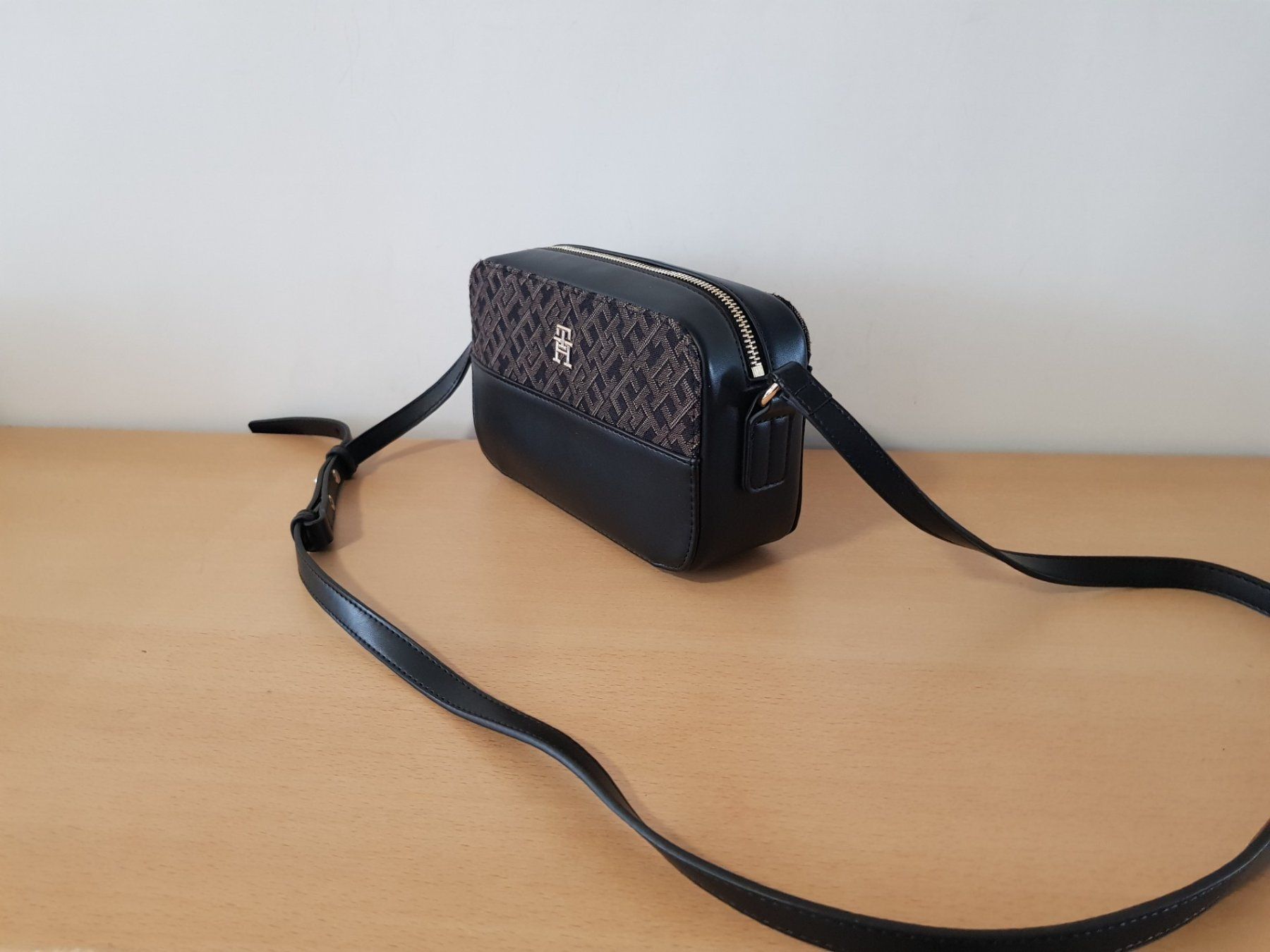 Tommy Hilfiger Borse da donna: Tommy Hilfiger Umhängetasche – Usato da Basel venduto da Birs868 3