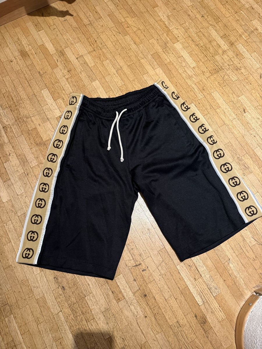 Gucci Pantaloni: Gucci Monogram Shorts – Usato da Genève venduto da SG_73
