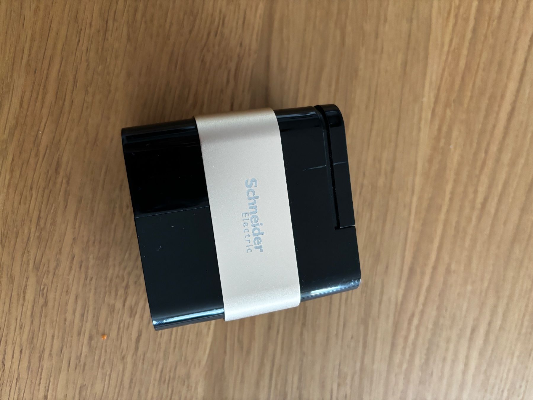 Unità & Adattatore: Reisesteckeradapter Schneider Electric mit USB – Nuovo (secondo la descrizione) da Herrliberg venduto da Tcardo 1