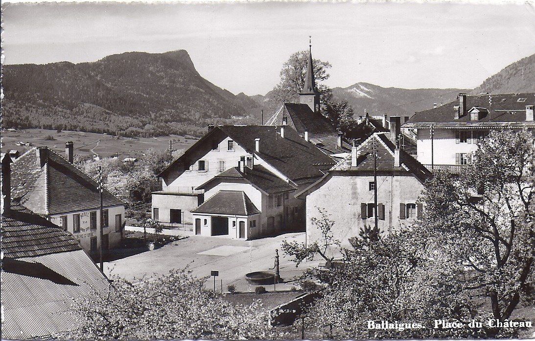 Cartoline postali: BALLAIGUES, place du château – Usato da Les Verrières venduto da Scampi0